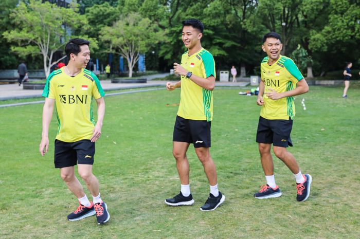 Pebulu tangkis Indonesia, Kevin Sanjaya, Dejan Ferdinansyah, dan Fajar Alfian, saat menjalani sesi fun games tim Sudirman Cup Indonesia, Sabtu (13/5/2023)