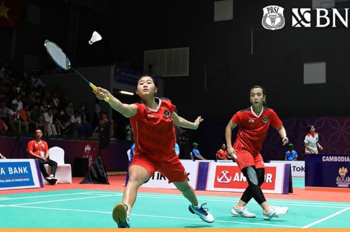 Pasangan ganda putri Indonesia Febriana Dwipuji Kusuma/Amalia Cahaya Pratiwi tampil di semifinal SEA Games 2023 di Badminton Hall Morodok Techo, Phnom Penh, Kamboja, Senin (15/5/2023)