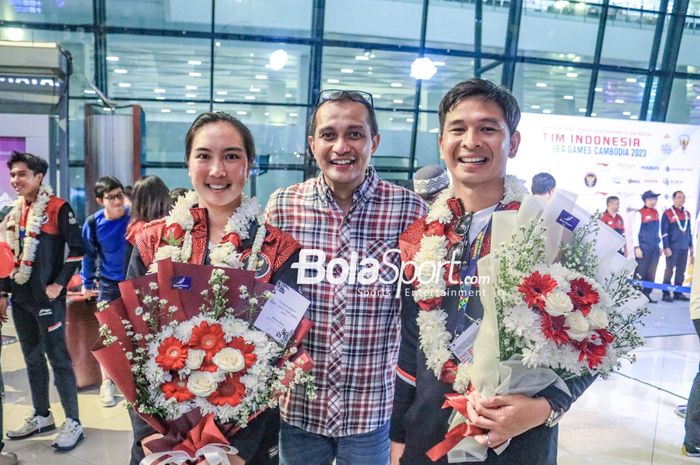 Ketua PP PELTI sekaligus Wamenkumham, Edward Omar Sharif Hiariej (tengah), sedang berfoto dengan pasangan atlet tenis ganda campuran Indonesia, Christopher Rungkat (kanan) dan Aldila Sutjiadi (kiri) di Bandara Soekarno Hatta, Tangerang, Banten, Senin (15/5/2023) malam.