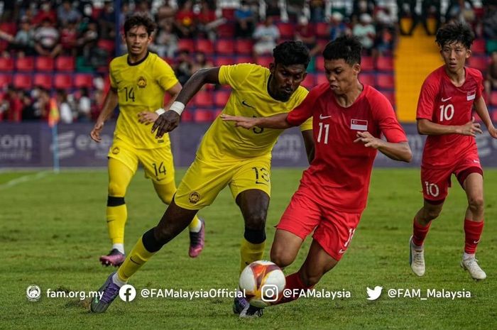 Pemain Timnas U-23 Malaysia, Saravanan (kedua dari kiri), berebut bola dengan pemain Singapura.