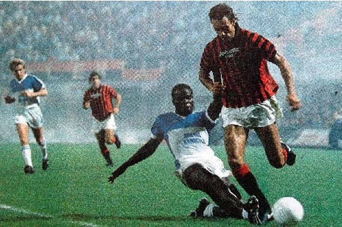 Penyerang AC Milan, Mark Hateley (kanan), berduel dengan bek Auxerre, Basile Boli, dalam laga Piala UEFA 1985-1986.  