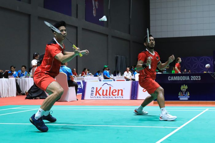 Pasangan ganda putra Indonesia, Pramudya Kusumawardana/Yeremia Erich Yoche Yacob Rambitan, pada perempat final SEA Games 2023 di Badminton Hall Morodok Techo, Phnom Penh, Kamboja, Minggu (14/5/2023).