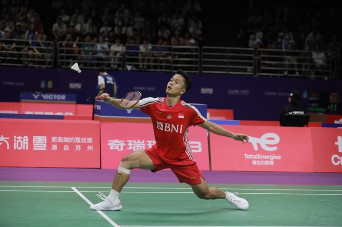 Aksi tunggal putra Indonesia, Anthony Sinisuka Ginting, pada laga perdana fase grup A Sudirman Cup 2023 Indonesia Vs Kanada yang digelar di Suzhou Olympic Sport Centre, China, Senin, 15 Mei 2023