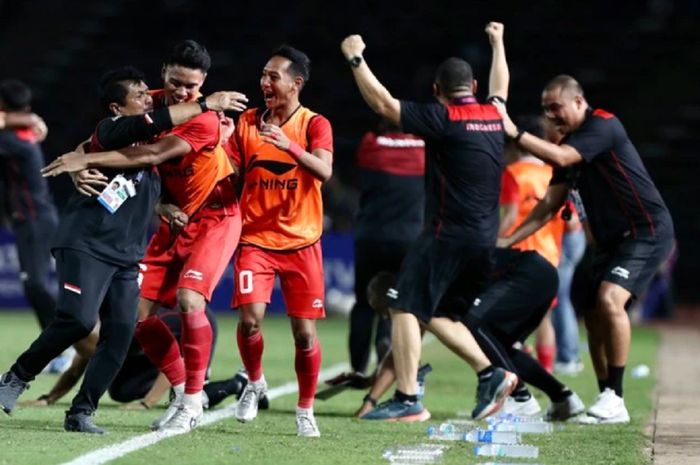 Pelatih Indra Sjafri (kiri) selebrasi setelah Timnas U-22 Indonesia membungkan Thailand dalam final SEA Games 2023 di Kamboja.