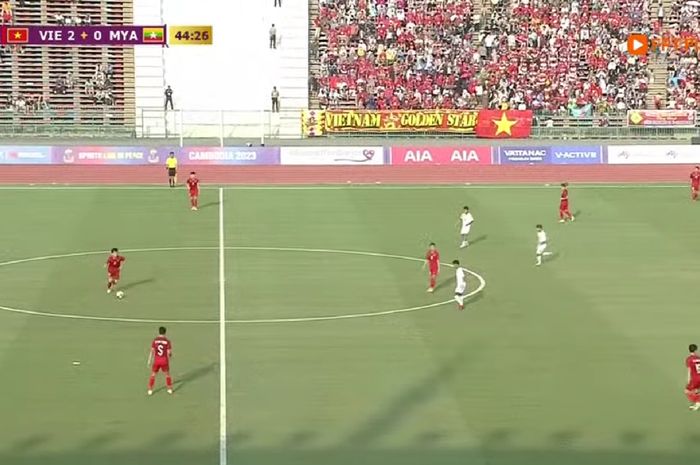 Duel perebutan tempat ketiga SEA Games 2023 antara Vietnam vs Myanmar di Stadion Nasional Olimpiade, Phnom Penh, Kamboja, Selasa (16/5/2023). 