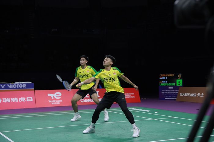 Ganda putra Indonesia, Leo Rolly Carnando/Daniel Marthin tampil pada babak kedua penyisihan Grup B Sudirman Cup 2023 antara Indonesia vs Jerman, di Suzhou Olympic Sports Center, China, 16 Mei 2023.