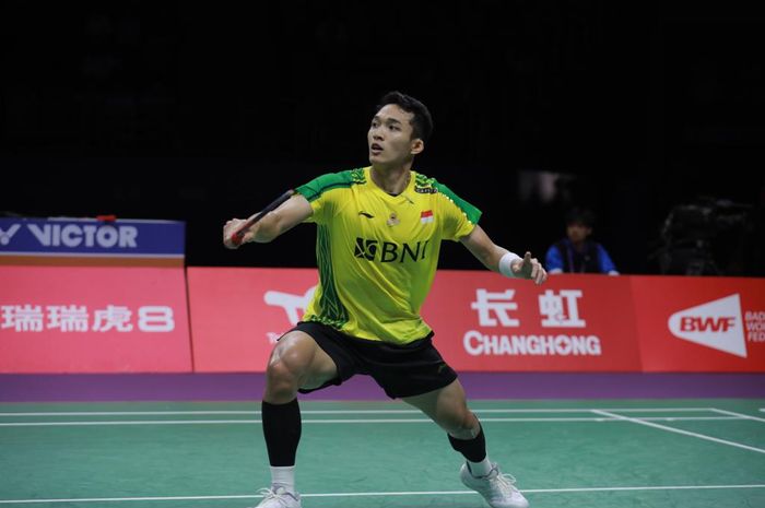 Aksi tunggal putra Indonesia, Jonatan Christie, pada laga Grup A Sudirman Cup 2023 Indonesia vs Jerman yang digelar di Suzhou Olympic Sport Centre, China, Selasa, 16 Mei 2023