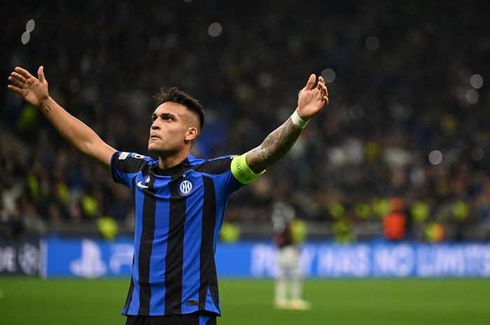 Striker Inter Milan, Lautaro Martinez merayakan gol ke gawang AC Milan dalam leg 2 babak semifinal Liga Champions 2022-2023 di Stadion Giuseppe Meazza, Selasa (16/5/2023).