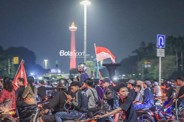 Suasana perayaan masyarakat Indonesia terhadap keberhasilan timnas U-22 Indonesia meraih medali emas SEA Games 2023 Kamboja di kawasan Monas, Jakarta, Selasa (16/5/2023) malam.