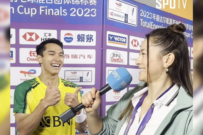 Pebulu tangkis ganda Australia, Gronya Somerville (kanan), saat mewancarai tunggal putra Indonesia, Jonatan Christie, untuk SPOTV pada hari ketiga babak penyisihan grup Sudirman Cup 2023 di Suzhou Olympic Sports Centre, 16 Mei 2023.