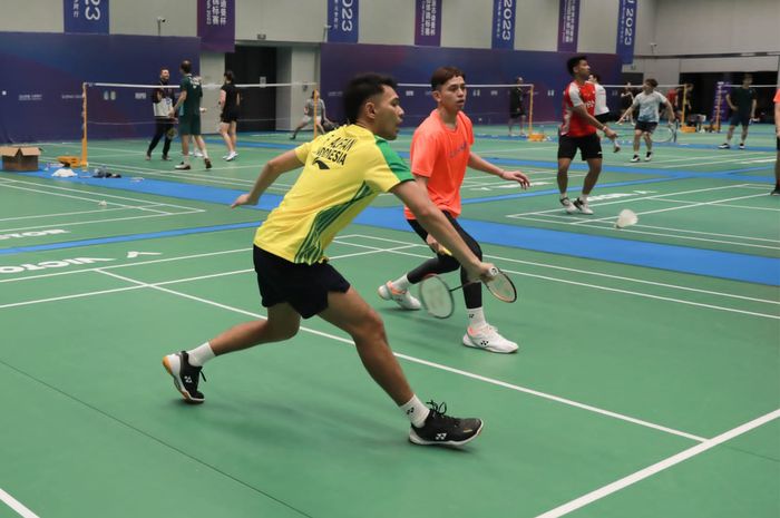 Ganda putra Indonesia, Fajar Alfian/Muhammad Rian Ardianto latihan jelang Indonesia vs Thailand pada Sudirman Cup 2023, Rabu (17/5/2023).