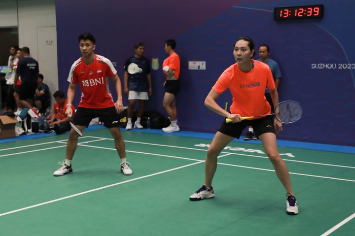 Pasangan ganda campuran Indonesia, Dejan Ferdinansyah/Gloria Emanuelle Widjajaj, terpantau latihan menjelang laga Indonesia vs Thailand pada Sudirman Cup 2023, Rabu (17/5/2023).