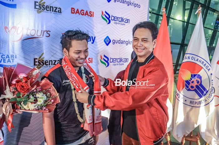 Kabid Hukum dan Legalitas PB Esport Indonesia, Yudistira Adi Pratama (kanan), sedang menyambut salah satu atlet Esport PUBG Indonesia di Bandara Soekarno, Hatta, Tangerang, Banten, 16 Mei 2023.