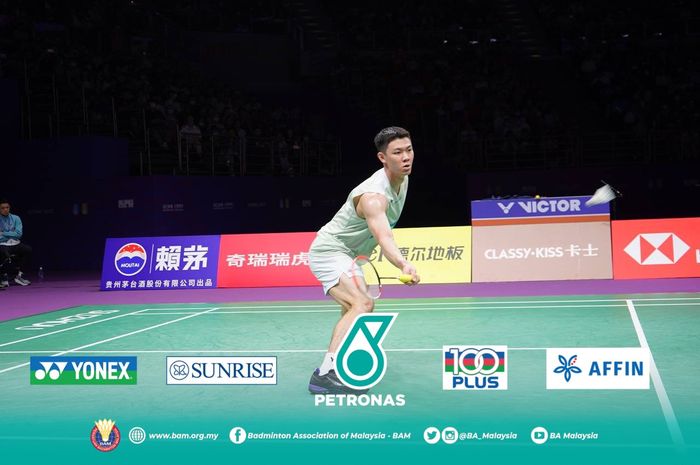 Aksi pebulu tangkis tunggal putra Malaysia, Lee Zii Jia, dalam pertandingan menghadapi Chou Tien Chen dari Taiwan di penyisihan grup Sudirman Cup 2023 di Suzhou Olympic Sports Centre, China, 17 Mei 2023. 