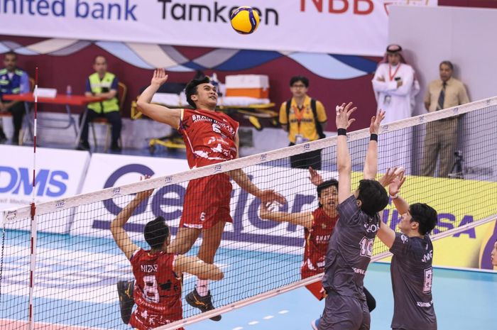 Middle Blocker Jakarta Bhayangkara Presisi, Hendra Kurniawan, saat melancarkan spike kepada pemain Korean Air Jumbos pada pertandingan yang digelar di Manama, Bahrain, Selasa (16/5/2023)