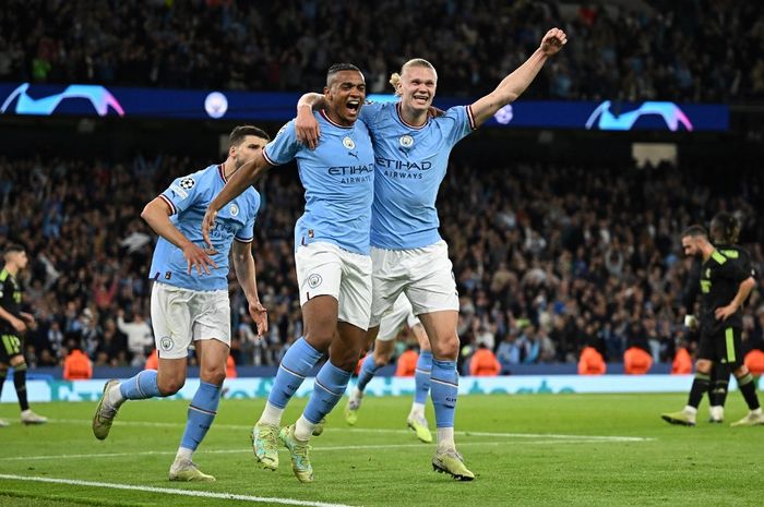 Manuel Akanji merayakan golnya dengan Erling Haaland dalam laga semifinal Liga Champions antara Manchester City vs Real Madrid di Etihad (17/5/2023). Man City akan bertemu Inter Milan di final dengan sama-sama berpeluang meraih treble winners musim ini.