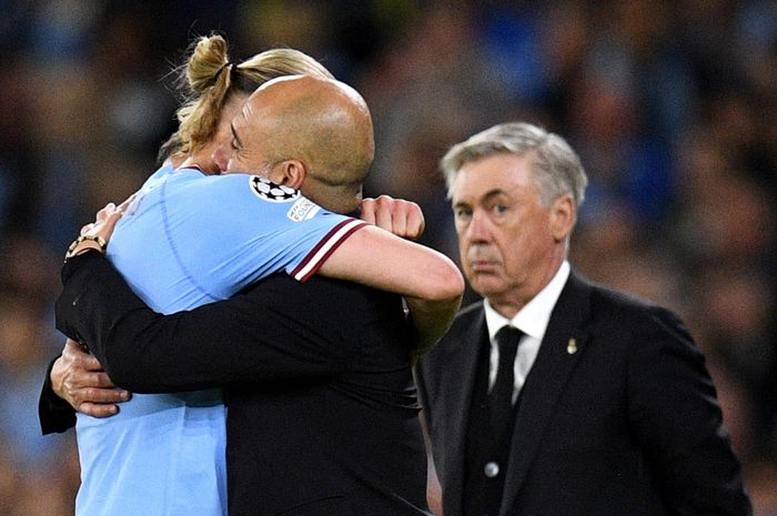 Carlo Ancelotti (kanan) mencatat rekor kekalahan terbesar bagi dirinya sendiri dan Real Madrid saat dilibas Manchester City di semifinal Liga Champions (17/5/2023).