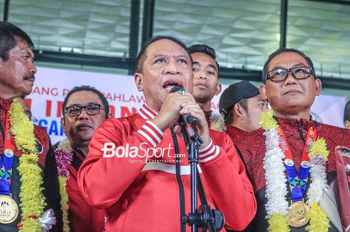 Waketum PSSI, Zainudin Amali saat menyambut kedatangan timnas U-22 Indonesia di Bandara Soekarno Hatta, Kamis (18/5/2023).