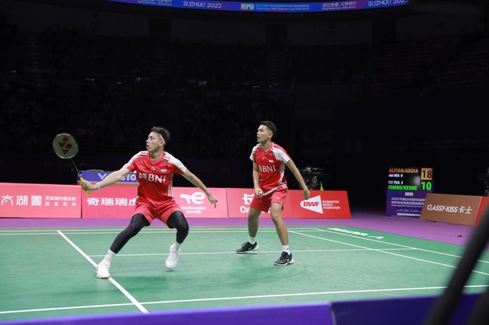 Ganda putra Indonesia, Fajar Alfian/Muhammad Rian Ardianto berlaga di penyisihan grup B Sudirman Cup 2023 melawan Thailand di Suzhou Olympic Sports Center, Suzhou, Jiangsu, China, Kamis (18/5/2023) 