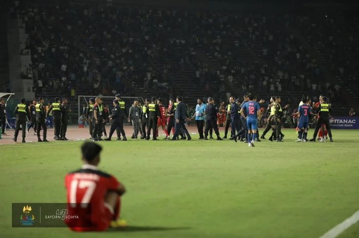 Irfan Jauhari duduk santai saat terjadi keributan antara Timnas U-22 Indonesia dan Thailand di final SEA Games 2023.