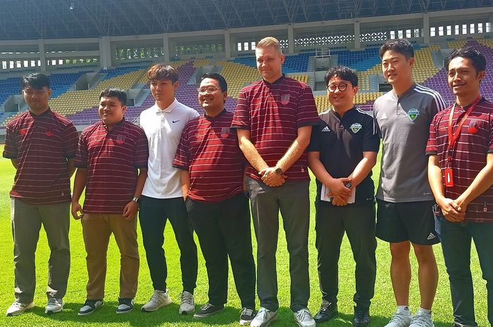 Perwakilan Jeonbuk Hyundai Motors mengunjungi Stadion Manahan, Surakarta, Kamis (18/5/2023).