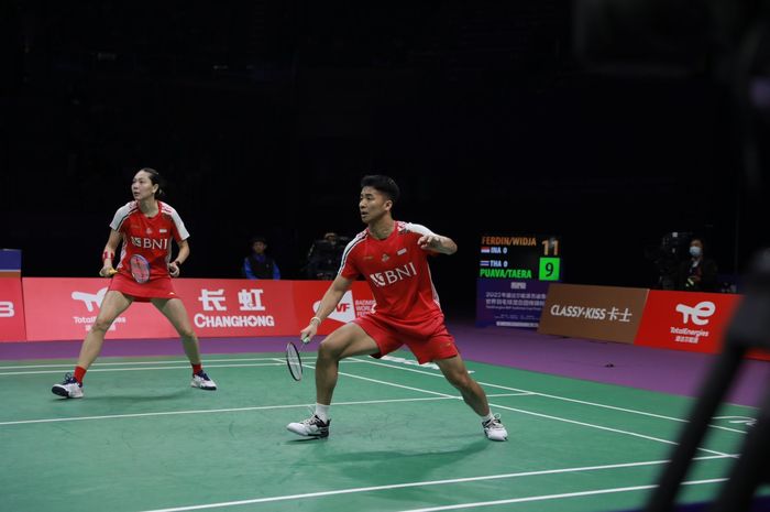 Pasangan ganda campuran Indonesia, Dejan Ferdinansyah/Gloria Emanuelle Widjaja, pada pertandingan pertama kontra Thailand di babak penyisihan grup B Sudirman Cup 2023 yang digelar di Suzhou Olympic Sport Centre, Kamis, 18 Mei 2023