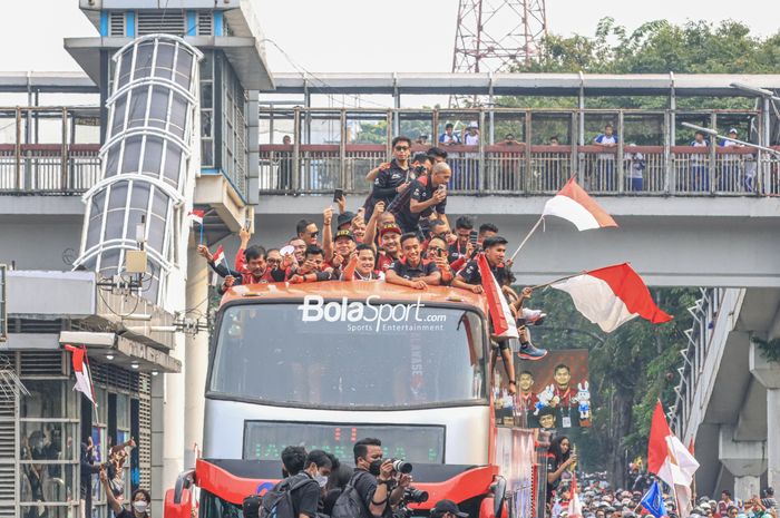 Arak-arakan timnas U-22 Indonesia seusai meraih medali emas SEA Games 2023 di Jakarta pada 19 Mei 2023.