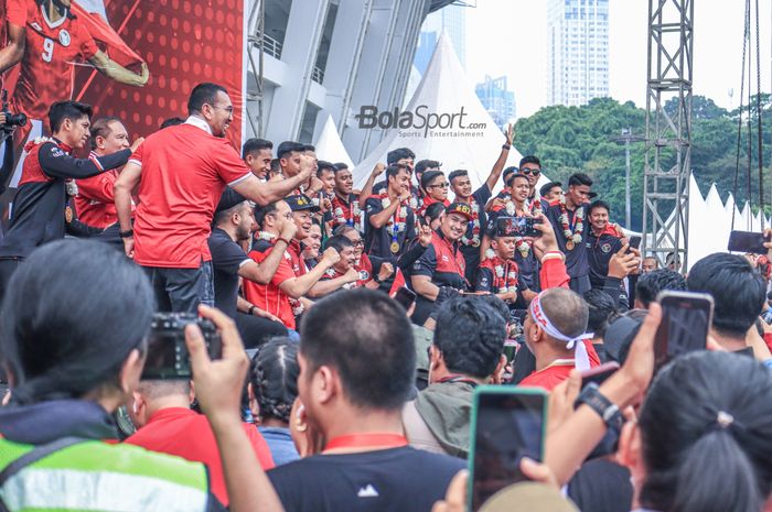 Timnas U-22 Indonesia sedang berfoto bersama dengan jajaran PSSI dan Dito Ariotedjo selaku Menteri Pemuda dan Olahraga Republik Indonesia di Stadion Gelora Bung Karno, Senayan, Jakarta, Jumat (19/5/2023).