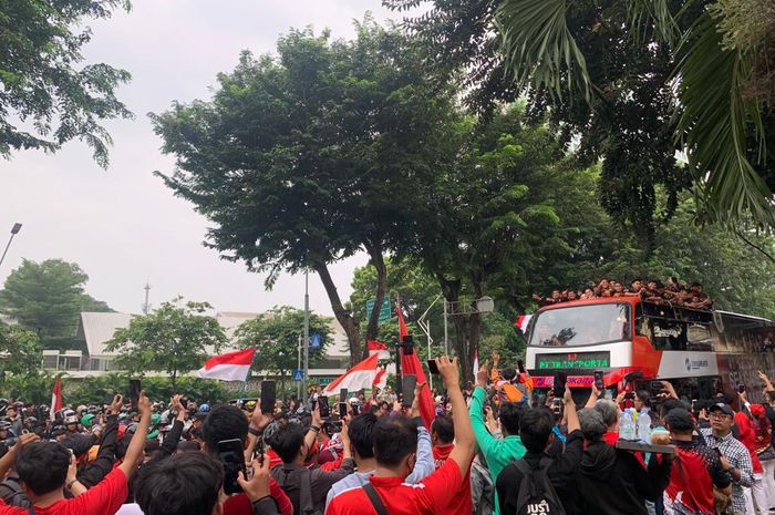 Konvoi Juara Timnas U-22 Indonesia Dipadati Suporter