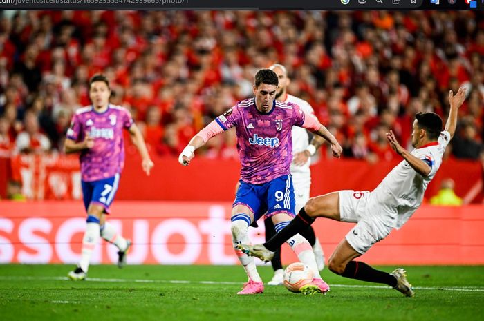 Dusan Vlahovic mencetak gol untuk Juventus ke gawang Sevilla dalam leg 2 babak semifinal Liga Europa 2022-2023 di Stadion Ramon Sanchez Pizjuan, Kamis (18/5/2023).