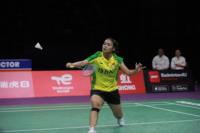 Pebulu tangkis tunggal putri Indonesia, Gregoria Mariska Tunjung, mengantisipasi datangnya kok saat tampil dalam pertandingan melawan China pada perempat final Sudirman Cup 2023 di Suzhou Olympic Sports Centre, China, 19 Mei 2023.