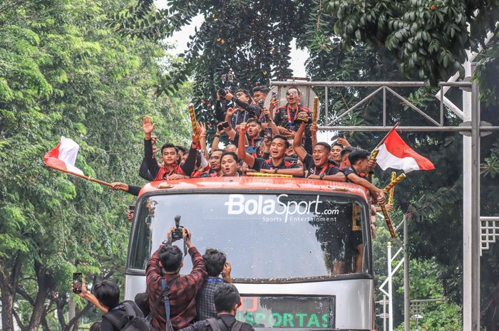 Arak-arakan timnas U-22 Indonesia seusai meraih medali emas SEA Games 2023 di Jakarta pada 19 Mei 2023.