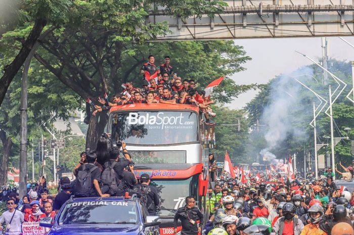 Arak-arakan timnas U-22 Indonesia seusai meraih medali emas SEA Games 2023 di Jakarta pada 19 Mei 2023.