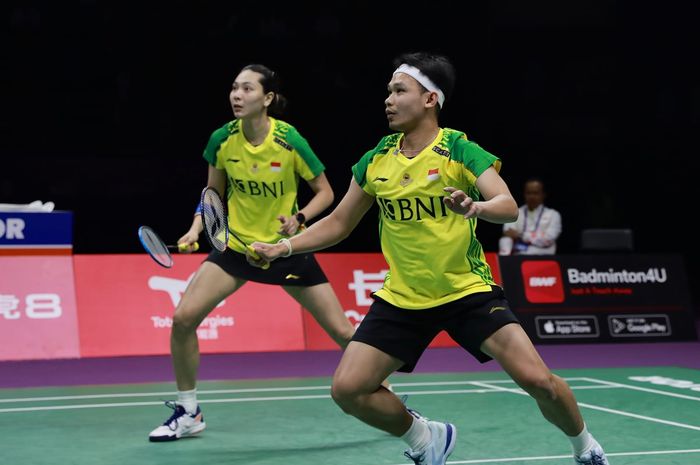 Aksi ganda campuran Indonesia, Rinov Rivaldy/Gloria Emanuelle Widjaja, saat menghadapi China pada babak perempat final Sudirman Cup 2023 di Suzhou Olympic Sport Centre, Jumat, 19 Mei 2023