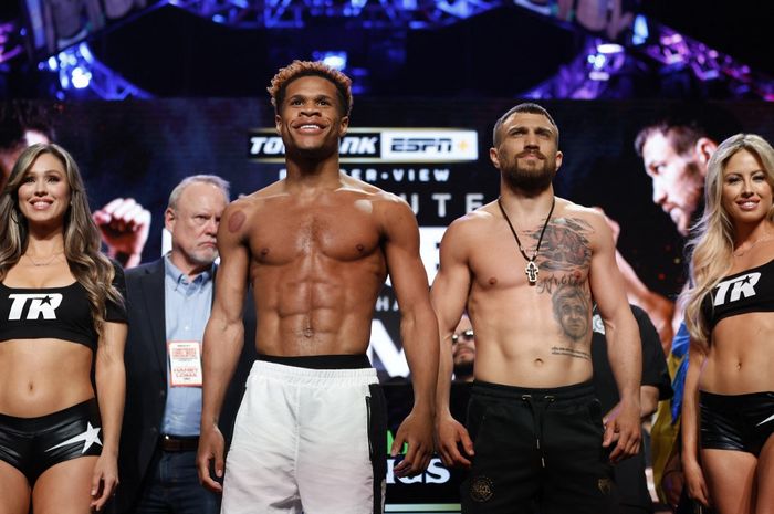 Dua petinju kelas ringan, Devin Haney (kiri) and Vasyl Lomachenko (kanan) menjelang sesi timbang badan di MGM Grand Garden Arena, Nevada, Amerika Serikat, Jumat (19/5/2023)