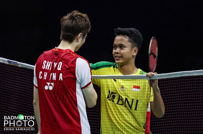 Tunggal putra Indonesia, Anthony Sinisuka Ginting sedang berjabat tangan usai pertandingan dengan pemain China, Shi Yu Qi pada perempat final Sudirman Cup 2023