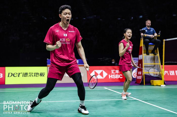 Pasangan ganda campuran, Seo Seung-jae/Chae Yu-jung bereaksi saat memberi poin pertama bagi Korea Selatan pada semifinal Sudirman Cup 2023 melawan Malaysia di Suzhou Olympic Sports Centre, Sabtu (20/5/2023).