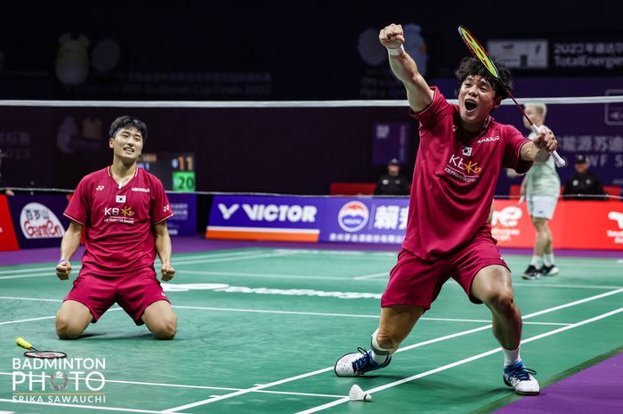 Pasangan ganda putra,  Kim Won-ho/Na Sung-seung, bereaksi setelah memastikan kemenangan Korea Selatan atas Malaysia pada semifinal Sudirman Cup 2023 di Suzhou Olympic Sports Centre, China, Sabtu (20/5/2023).