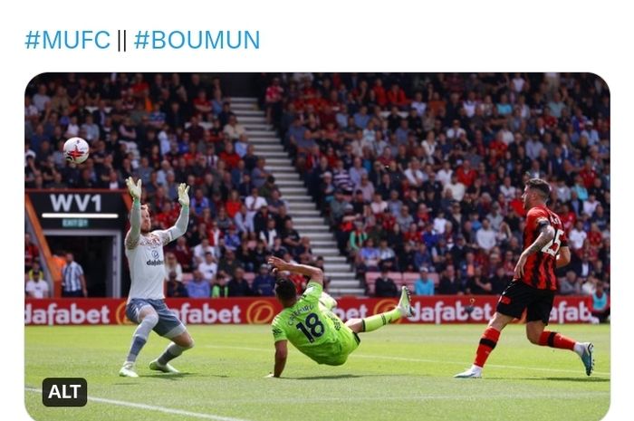 Aksi gelandang Manchester United, Casemiro, dalam laga melawan Bournemouth di Stadion Vitality, Sabtu (20/5/2023).