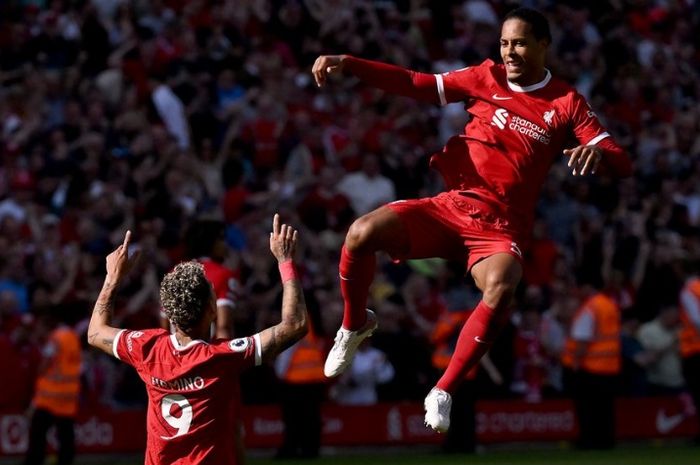 Roberto Firmino dan Virgil van Dijk merayakan gol dalam laga Liverpool vs Aston Villa pada pekan ke-37 Liga Inggris, Sabtu (20/5/2023) di Anfield.