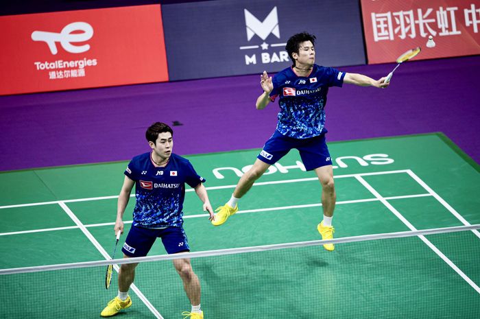 Ganda putra Jepang, Takuro Hoki/Yugo Kobayashi saat tampil di semifinal Sudirman Cup 2023 melawan Liu Yu Chen/Ou Xuan Yi di Suzhou Olympic Sports Center, Suzhou, China, Sabtu (20/5/2023).