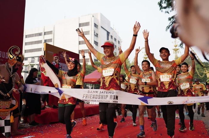 Gubernur Jawa Tengah, Ganjar Pranowo saat menyelesaikan Friendship Run Borobudur Maraton, di Lapangan Banteng, Jakarta Pusat, (21/03/2023).