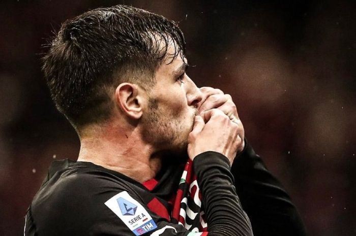 Brahim Diaz mencium logo AC Milan di kausnya sebagai tanda dia ingin bertahan di klub Liga Italia itu setelah kontrak peminjamannya dari Real Madrid berakhir.