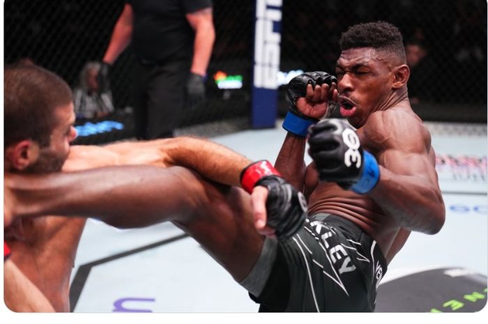 Setelah pernah viral pada 2020, Joaquin Buckley kembali menang KO lewat tendangan di UFC Vegas 73, Minggu (21/5/2023) WIB.