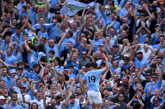 Striker Manchester City, Julian Alvarez, merayakan gol yang ia cetak pada laga melawan Chelsea di Stadion Etihad, Minggu (21/5/2023).