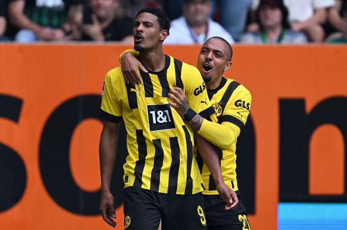 Gol Sebastien Haller (kiri) bikin Borussia Dortmund salip Bayern Muenchen dan di ambang juara Bundesliga setelah menekuk Augsburg (21/5/2023).