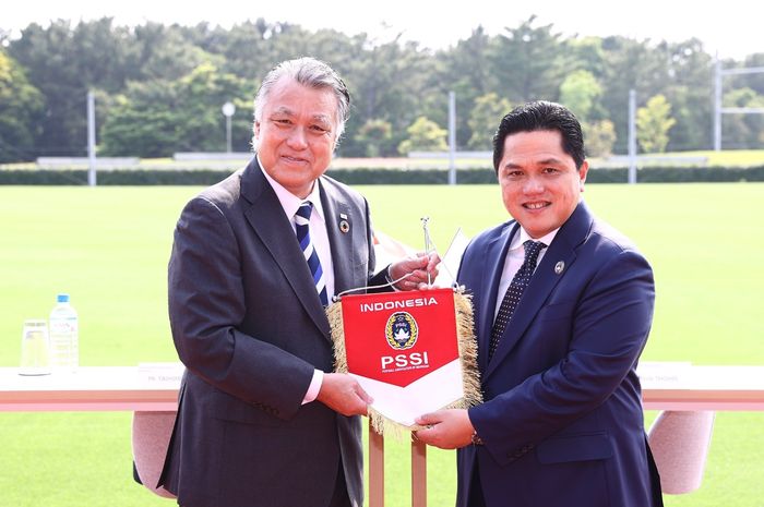 Ketua Umum PSSI Erick Thohir dan President of Japan Football Association (JFA) Tashima Kohzo menandatangani Nota Kesepahaman (MoU)