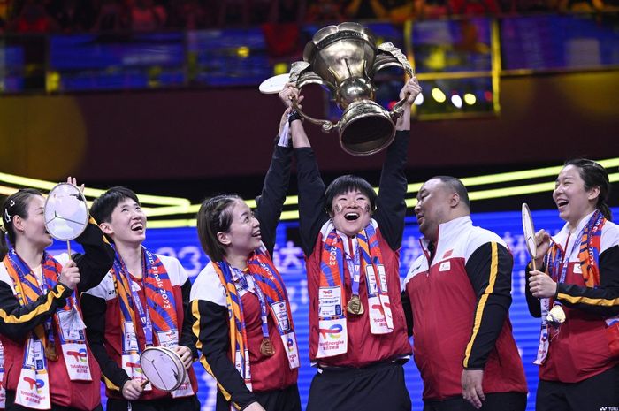 Tim bulu tangkis China mengangkat piala setelah mengalahkan Korea Selatan di final Sudirman Cup 2023 yang digelar di Suzhou, China, 21 Mei 2023.