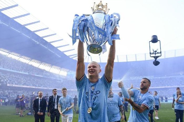 Erling Haaland mengangkat trofi Liga Inggris dalam perayaan gelar juara Premier League Manchester City