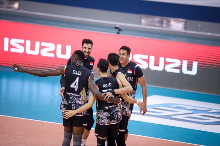 Tim bola voli Jakarta Bhayangkara Presisi pada final Kejuaraan Bola Voli Antarklub Asia 2023 atau Asian Men's Club Volleyball Championship di Isa Bin Rashid Volleyball Hall, Manama, Bahrain, Minggu (21/5/2023).